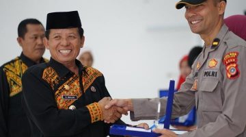 Pemkab Gayo Lues Berikan Penghargaan Budaya Membaca kepada Perwira Polres Atas Dukungan Literasi